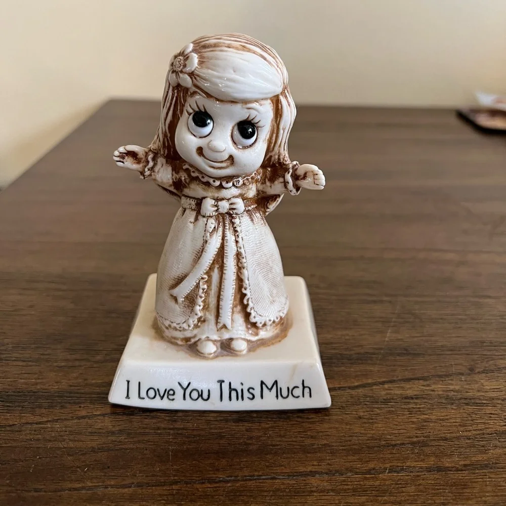 W&R Berries Cos 1970 “I Love You This Much” Sillisculpts Statue Greeting